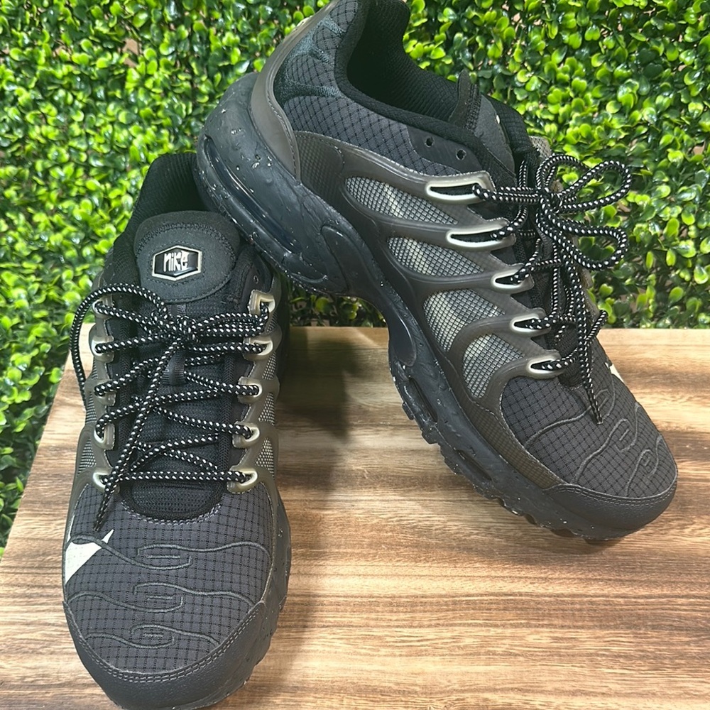 Nike Men's Black Athletic Shoes - Picture 1 of 16